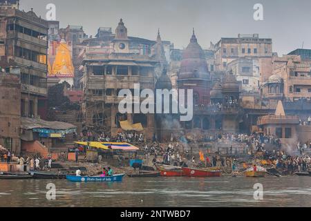 Manikarnika Ghat, die brennenden Ghat, am Ufer des Flusses Ganges, Varanasi, Uttar Pradesh, Indien. Stockfoto