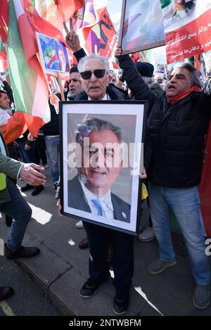 London, Großbritannien. 27. Februar 2023. Iranische Monarchisten versammeln sich am Parlamentsplatz, um die Unterstützung der Oppositionsfigur Reza Pahlavi, dem Sohn der Form, zu zeigen Stockfoto