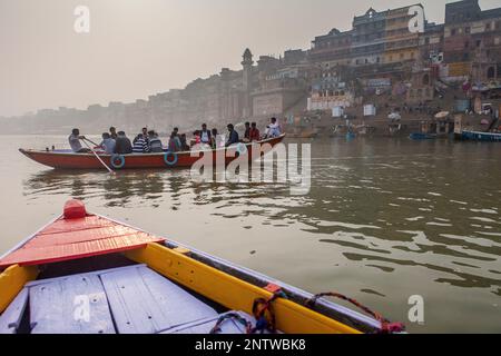Pilger in einem Boot Segeln und beten, Ganges-Fluss, im Hintergrund die Ghats, Varanasi, Uttar Pradesh, Indien. Stockfoto