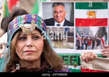 London, Großbritannien. 27. Februar 2023. Iranische Monarchisten versammeln sich am Parlamentsplatz, um die Unterstützung der Oppositionsfigur Reza Pahlavi, dem Sohn der Form, zu zeigen Stockfoto