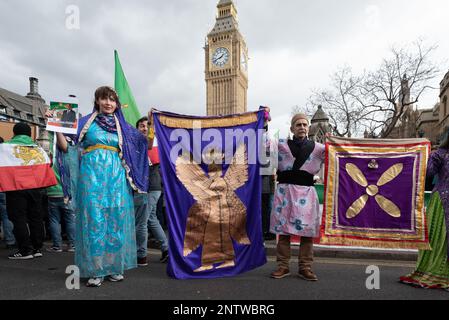 London, Großbritannien. 27. Februar 2023. Iranische Monarchisten in traditioneller Kleidung versammeln sich am Parlamentsplatz, um die Unterstützung der Oppositionsfigur Reza Pahlavi zu zeigen Stockfoto