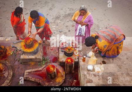 Pilger, so dass eine Ritual anbieten und beten, Ghats von Fluss Ganges, Varanasi, Uttar Pradesh, Indien. Stockfoto