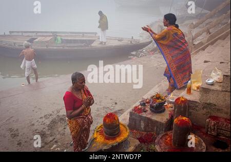 Pilger, so dass eine Ritual anbieten und beten, Ghats von Fluss Ganges, Varanasi, Uttar Pradesh, Indien. Stockfoto