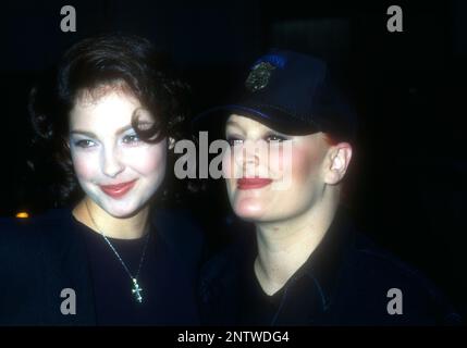 Beverly Hills, Kalifornien, USA 9. Juli 1996 Schauspielerin Ashley Judd und Schwester Singer Wynonna Judd nehmen am 9. Juli 1996 in Beverly Hills, Kalifornien, USA, am Samuel Goldwyn Theater an der Academy of Motion Picture Arts and Sciences Teil. Foto: Barry King/Alamy Stock Photo Stockfoto