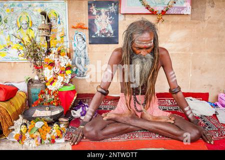 Sadhu meditieren, in den Ghats Fluss Ganges, Varanasi, Uttar Pradesh, Indien. Stockfoto
