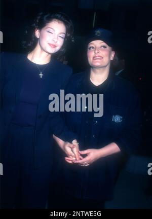 Beverly Hills, Kalifornien, USA 9. Juli 1996 Schauspielerin Ashley Judd und Schwester Singer Wynonna Judd nehmen am 9. Juli 1996 in Beverly Hills, Kalifornien, USA, am Samuel Goldwyn Theater an der Academy of Motion Picture Arts and Sciences Teil. Foto: Barry King/Alamy Stock Photo Stockfoto