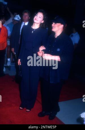 Beverly Hills, Kalifornien, USA 9. Juli 1996 Schauspielerin Ashley Judd und Schwester Singer Wynonna Judd nehmen am 9. Juli 1996 in Beverly Hills, Kalifornien, USA, am Samuel Goldwyn Theater an der Academy of Motion Picture Arts and Sciences Teil. Foto: Barry King/Alamy Stock Photo Stockfoto