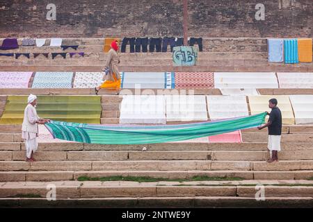 Pflege der Wäsche zum Trocknen, Dasaswamedh Ghat, im Fluss Ganges, Varanasi, Uttar Pradesh, Indien. Stockfoto