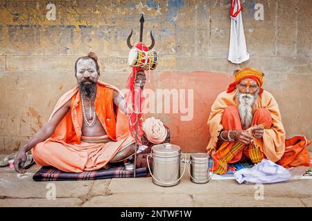 Sadhus, beten und betteln in den Ghats Fluss Ganges, Varanasi, Uttar Pradesh, Indien. Stockfoto