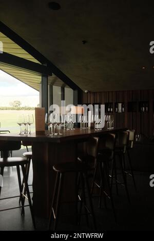 Esstisch mit Weingläsern und Blick auf einen wunderschönen Innenhof - Yarra Valley, Victoria Stockfoto