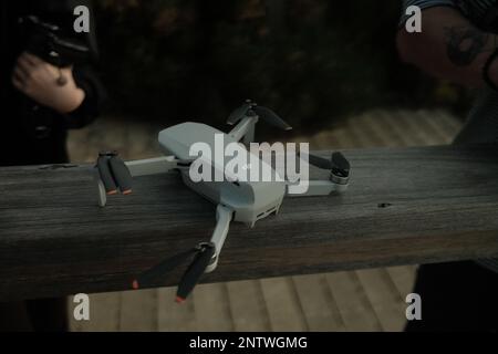 DJI Mini Drohne vor dem Abflug - Brighton Beach, Melbourne - 27. Februar 2023 Stockfoto