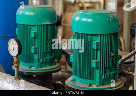 Elektrische Pumpe mit Manometer. Pumpenstation im Untergeschoss Stockfoto
