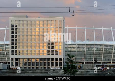 Nahaufnahme des neuen Olympic National Sports Complex bei Sonnenuntergang Stockfoto