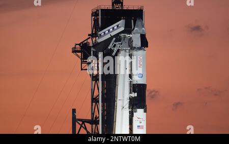 (230228) -- FLORIDA, 28. Februar 2023 (Xinhua) -- Dieses Foto wurde am 25. Februar 2023 aufgenommen und zeigt eine SpaceX Falcon 9-Rakete und das Dragon-Raumschiff im Kennedy Space Center der NASA in Florida, USA. NASA und SpaceX zielen jetzt auf Donnerstag, den 2. März, für den nächsten verfügbaren Startversuch der Crew-6, nachdem der ursprüngliche Startversuch Anfang Montag bereinigt wurde. Der Start der Crew-6-Mission auf der Internationalen Raumstation war ursprünglich um 1:45 Uhr angesetzt Montag Eastern Time ab Launch Complex 39A im Kennedy Space Center in Florida. Aber der Start wurde wegen eines Bodensystems i abgebrochen Stockfoto