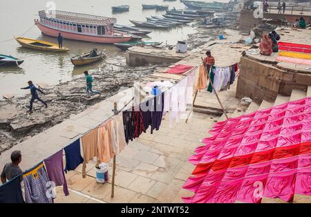 Wäsche trocknen, Dasaswamedh Ghat, im Fluss Ganges, Varanasi, Uttar Pradesh, Indien. Stockfoto