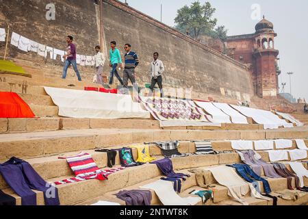 im übrigen Menschen und Wäsche trocknen, Dasaswamedh Ghat, im Fluss Ganges, Varanasi, Uttar Pradesh, Indien. Stockfoto