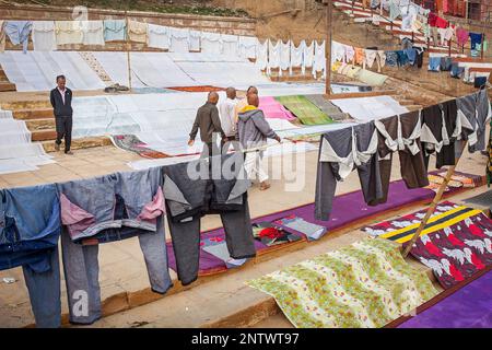 im übrigen Menschen und Wäsche trocknen, Dasaswamedh Ghat, im Fluss Ganges, Varanasi, Uttar Pradesh, Indien. Stockfoto