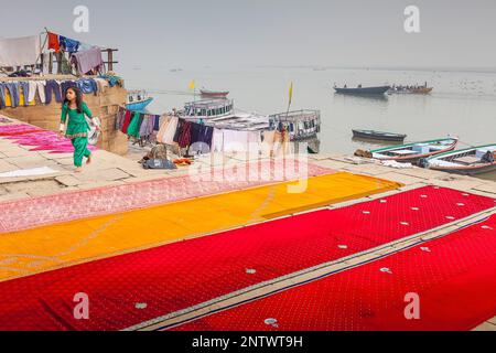 im übrigen Mädchen und Wäsche trocknen, Dasaswamedh Ghat, im Fluss Ganges, Varanasi, Uttar Pradesh, Indien. Stockfoto