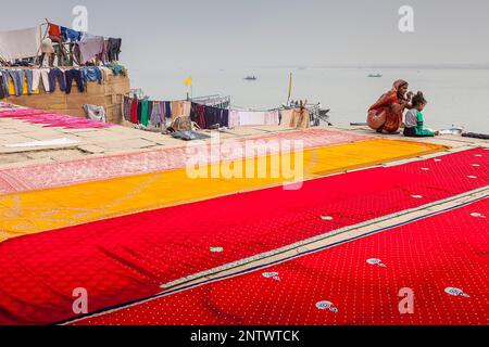 Mutter entfernen Läuse vom Kopf von Kind und Wäsche trocknen, Dasaswamedh Ghat, im Fluss Ganges, Varanasi, Uttar Pradesh, Indien. Stockfoto