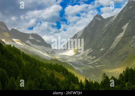 Blick auf Berge mit Gletschern in der Nähe von Zermat, Schweizer Alpen, Europa Stockfoto