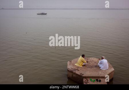 Männer, entspannen Sie sich mal in Lalita Ghat, Fluss Ganges, Varanasi, Uttar Pradesh, Indien. Stockfoto