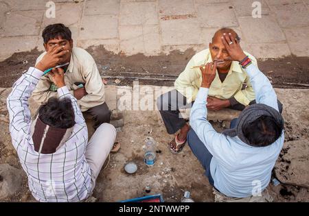 Morgen rasieren, Straßenszene in Assi Ghat, Fluss Ganges, Varanasi, Uttar Pradesh, Indien. Stockfoto