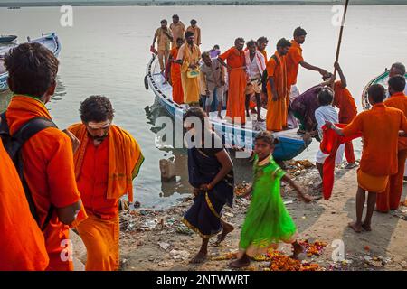 Pilger aus ein Boot nach Segeln und beten in den Fluss in Ghats von Ganges, Fluss, Varanasi, Uttar Pradesh, Indien. Stockfoto