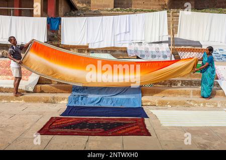 Pflege der Wäsche zum Trocknen, Dasaswamedh Ghat, im Fluss Ganges, Varanasi, Uttar Pradesh, Indien. Stockfoto