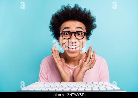 Nahaufnahme von lustigen Reaktionen Hände Wangen Tastatur beeindruckte unerwartetes Glück beim Surfen korrekte Suche google isoliert auf cyanfarbenem Hintergrund Stockfoto
