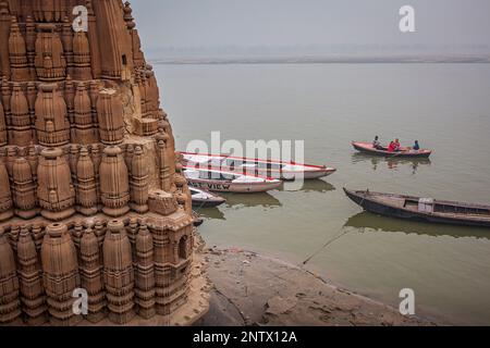 Blick auf Fluss Ganges von Scindia Ghat, am linken Shiva-Tempel (Ratneshwar Mahadev), Varanasi, Uttar Pradesh, Indien. Stockfoto