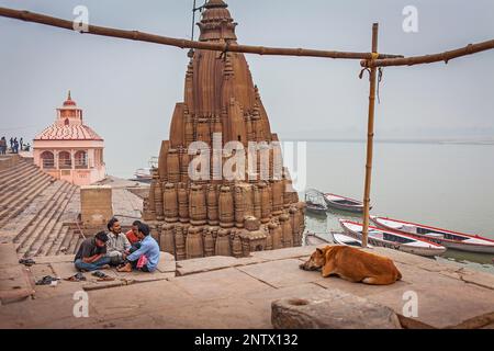 Scindia Ghat und Tempel von Shiva (Ratneshwar Mahadev), im Fluss Ganges, Varanasi, Uttar Pradesh, Indien. Stockfoto