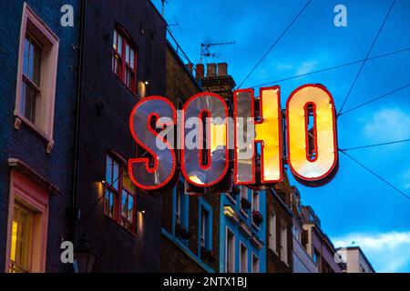 Farbenfrohes soho Neonschild in der Gegend der Carnaby Street während der Festtage, London, England, Großbritannien Stockfoto