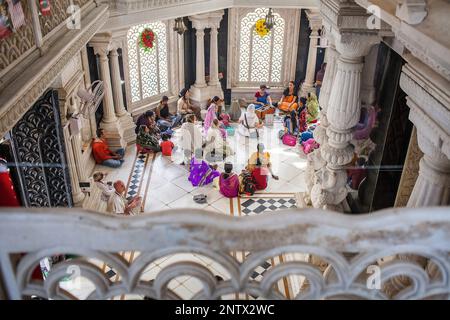 Gruppe von Menschen, die beten, in ISKCON Tempel Sri Krishna Balaram Mandir, Vrindavan, Mathura, Uttar Pradesh, Indien Stockfoto