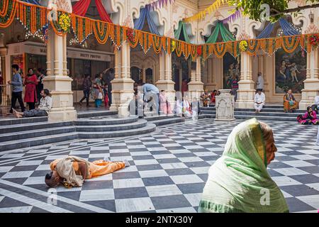 Beten, ISKCON Tempel Sri Krishna Balaram Mandir, Vrindavan, Mathura, Uttar Pradesh, Indien Stockfoto