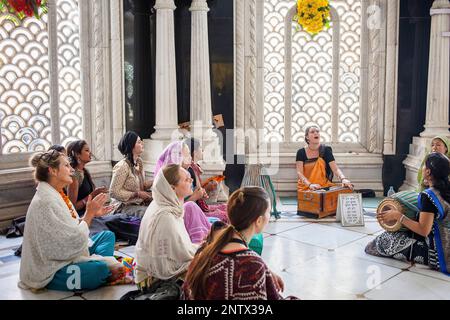 Gruppe von Frauen beten in ISKCON Tempel Sri Krishna Balaram Mandir, Vrindavan, Mathura, Uttar Pradesh, Indien Stockfoto