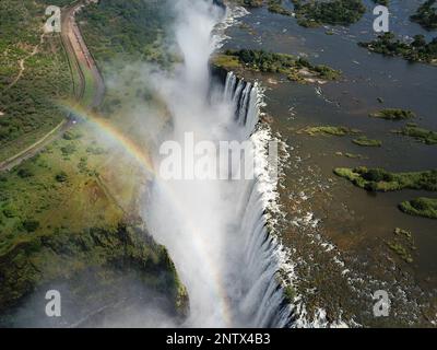 Victoria Falls an der Grenze von Simbabwe und Sambia in Afrika. Die Great Victoria Falls sind eines der schönsten Weltwunder. UNESCO-Weltkulturerbe H Stockfoto