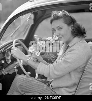 In den 1960er Jahren. Die Schauspielerin Gaby Stenberg sieht diesen Sommertag glücklich aus, wenn sie am Lenkrad sitzt und ihren Volkswagen-Käfer anbrüllt. Schweden 1960 Conard Ref 4232 Stockfoto