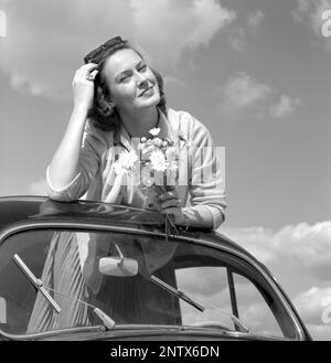 In den 1960er Jahren. Schauspielerin Gaby Stenberg sieht glücklich aus, diesen Sommertag das Oberteil ihres VW-Käfer-Wagens zu haben. Schweden 1960 Conard Ref 4232 Stockfoto