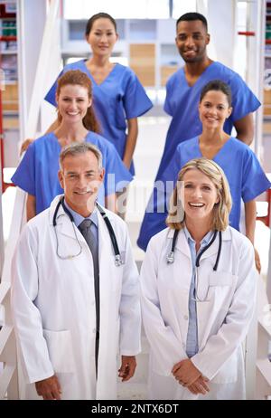 Sie werden Ihnen die bestmögliche Pflege geben. Porträt eines vielfältigen Teams von medizinischen Fachkräften, das auf einer Treppe in einem Krankenhaus steht. Stockfoto