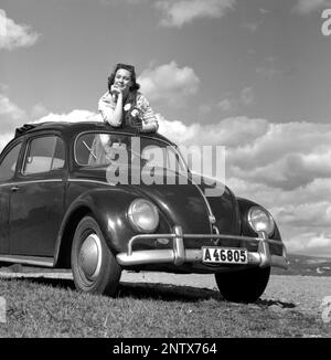 In den 1960er Jahren. Schauspielerin Gaby Stenberg sieht glücklich aus, diesen Sommertag das Oberteil ihres VW-Käfer-Wagens zu haben. Schweden 1960 Conard Ref 4232 Stockfoto