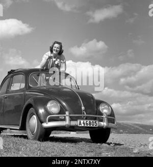 In den 1960er Jahren. Schauspielerin Gaby Stenberg sieht glücklich aus, diesen Sommertag das Oberteil ihres VW-Käfer-Wagens zu haben. Schweden 1960 Conard Ref 4232 Stockfoto