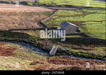 PEA Carr Barn und der Tarnbrook River Wyre im Wald von Bowland, Lancashire Stockfoto