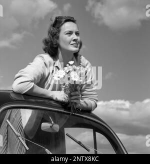 In den 1960er Jahren. Schauspielerin Gaby Stenberg sieht glücklich aus, diesen Sommertag das Oberteil ihres VW-Käfer-Wagens zu haben. Schweden 1960 Conard Ref 4232 Stockfoto