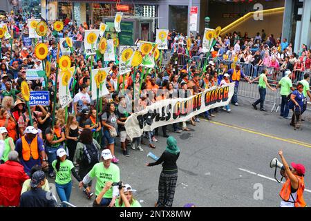 21. September 2014, New York. Junge Klimaschutzaktivisten an der Spitze des Volksklima-Marsches in NYC. Stockfoto