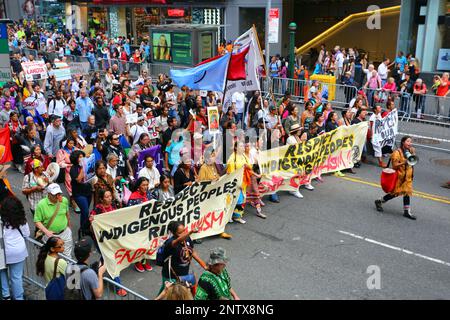 21. September 2014, New York. Rechte der indigenen Völker im Volksklimarsch mit den Bannern "Achtung der Rechte der indigenen Völker" und "Ende des Kapitalismus" Stockfoto