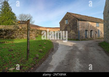 Der Wyre Way, der durch das Dorf Tarnbrook im Wald von Bowland führt Stockfoto