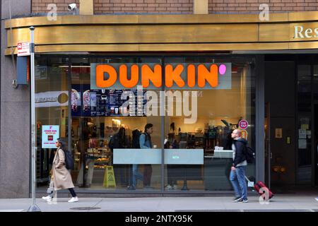 Dunkin' 1031 6. Avenue, New York. NYC-Schaufensterfoto einer Donut- und Kaffeekette in Midtown Manhattan. Stockfoto