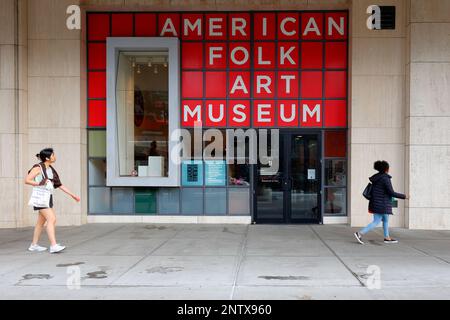 American Folk Art Museum, 2 Lincoln Square, New York. NYC-Schaufensterfoto eines Museums in Manhattans Upper West Side. Stockfoto