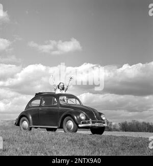 In den 1960er Jahren. Schauspielerin Gaby Stenberg sieht glücklich aus, diesen Sommertag das Oberteil ihres VW-Käfer-Wagens zu haben. Schweden 1960 Conard Ref 4232 Stockfoto