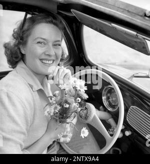 In den 1960er Jahren. Die Schauspielerin Gaby Stenberg sieht diesen Sommertag glücklich aus, wenn sie am Lenkrad sitzt und ihren Volkswagen-Käfer anbrüllt. Schweden 1960 Conard Ref 4232 Stockfoto